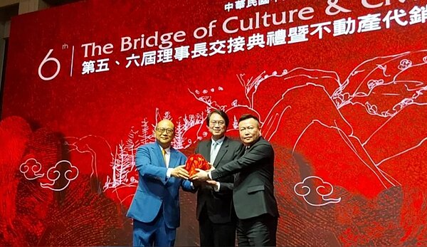 內政部長林右昌15日在中華民國不動產代銷經紀商業同業公會全國聯合會理事長第五、六屆理事長交接典禮中擔任監交人時表示,從他擔任內政部長以來,就沒有「打房」政策,因為他認為房子是用來住的、不是用來炒的,政府的措施是來防堵房地產業炒作風氣。圖/記者陳美玲攝影