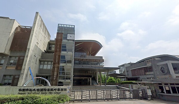 議員指當地人口不斷成長,但缺乏運動場館,盼利用大園國際高中未利用校地設置多功能體適能場館。圖/Google Map