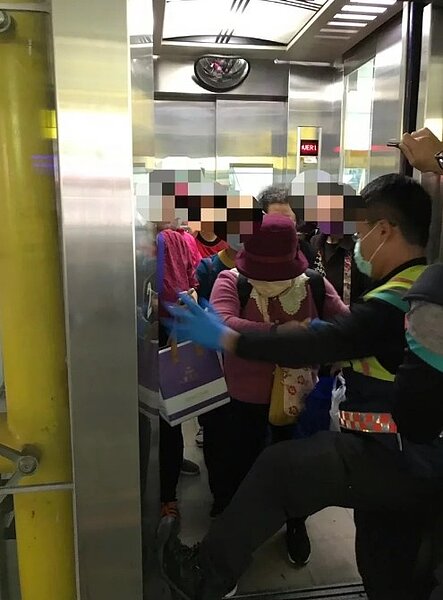 台鐵彰化員林火車站今天下午近3點,南下月台東側電梯故障,有旅客受困電梯內長達50分鐘,也有旅客說故障已非第一次。圖/民眾提供