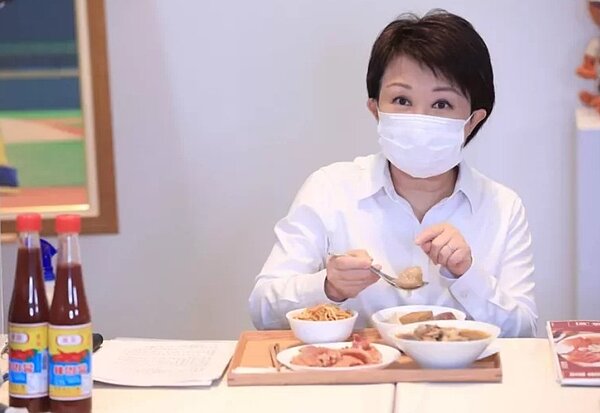 台中在地知名的東泉辣椒醬,是台中人的心頭好,連台中市長盧秀燕疫情期間直播行銷台中美食,都缺不了這一味。圖/台中市政府提供