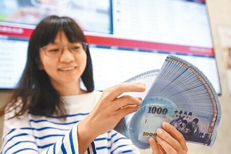 學者建議,央行可以鼓勵銀行給予定存戶高一點利息。(本報資料照片)