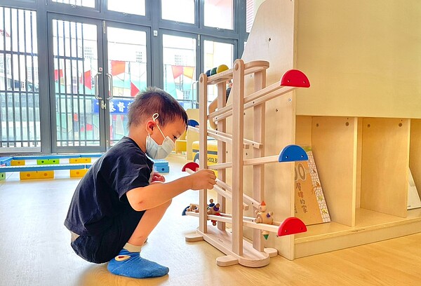親子館提供0-6歲嬰幼兒分齡遊戲空間。圖/中市府提供