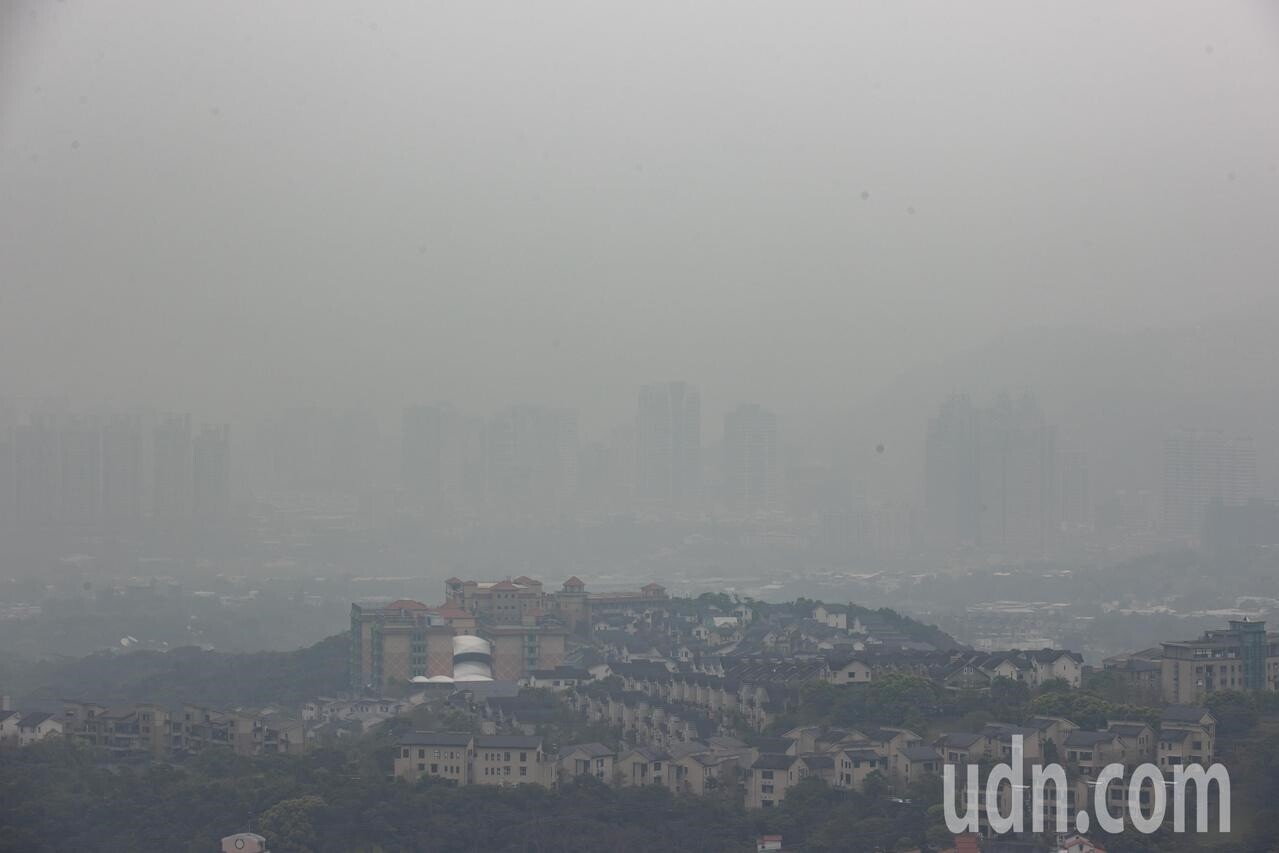 今天環境風場偏東風至東南風，西半部地區風速弱整體擴散條件不佳，汙染物累積，造成空氣品質不良，西半部亮橘燈，高屏地區更達紅色警戒。聯合報系記者季相儒／攝影 