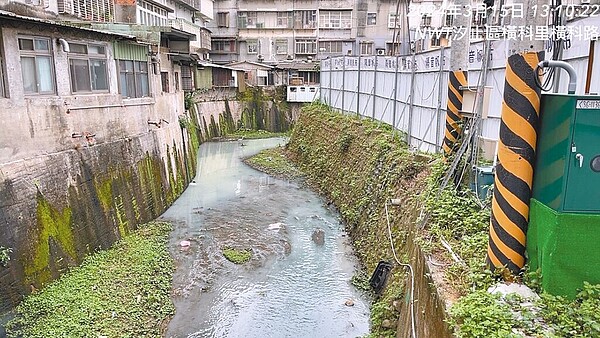 新北市環保局接獲民眾通報，汐止區橫科路52巷旁大坑溪溪面有泥水汙染情形。圖／新北市環保局提供