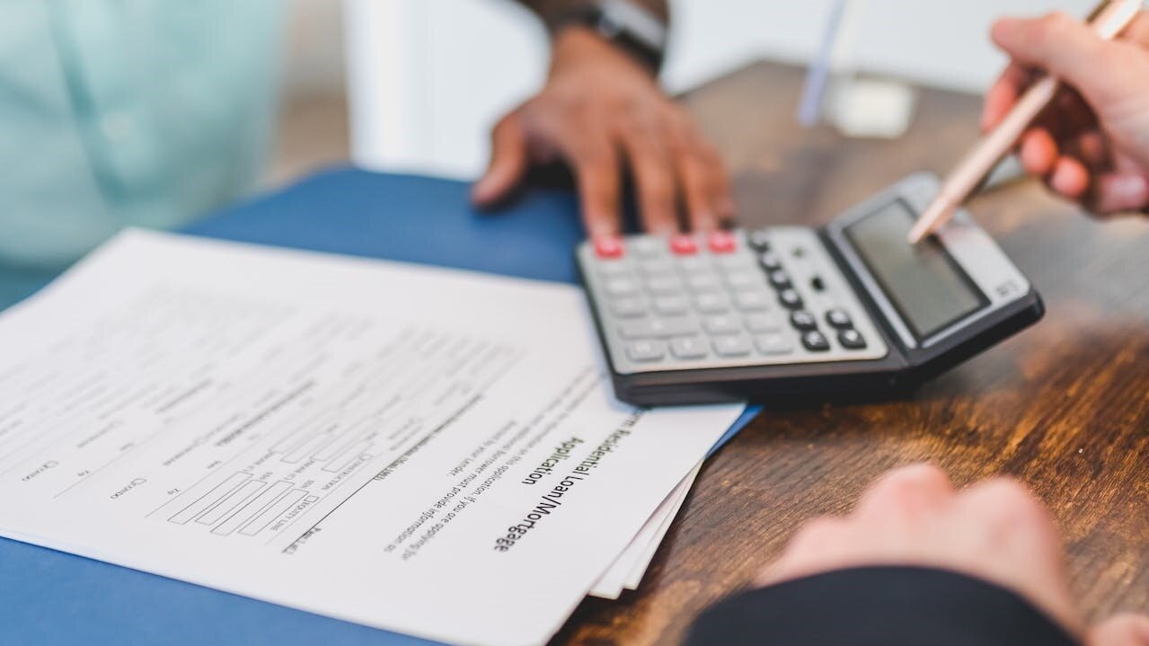 <br>▼原PO表示自己上網查詢後認為預估值頂多1500多萬元,他想以1650萬元談看看,卻被房仲以「低於1700萬不談」為由拒絕。(示意圖/取自<a href="https://www.pexels.com/zh-tw/photo/8293647/" data-cke-saved-href="https://www.pexels.com/zh-tw/photo/8293647/" data-cke-saved-href="https://www.pexels.com/zh-tw/photo/8293647/"><span style="color:#000000;">Pexels</span></a>)