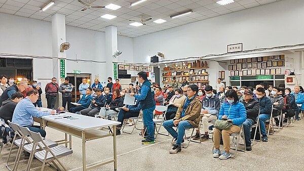 基隆市「月眉土資場」即將復營運,近日業者舉辦說明會,居民憂心砂石車超速、壓壞馬路惡夢重演。圖/基隆市議員陳冠羽提供