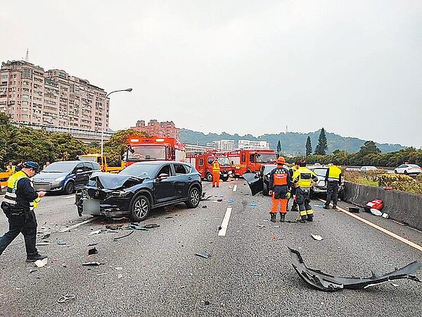 國道3號安坑隧道北向出口,16日清晨發生9車連環追撞,造成2死6輕傷。圖/民眾提供