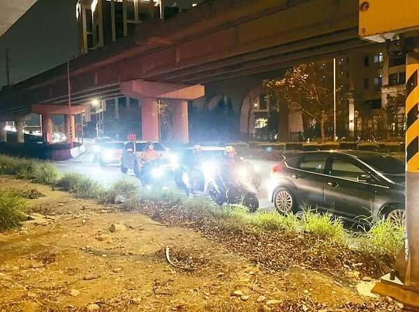 新竹縣興隆大橋往竹北方向下橋處,每逢下班時刻回堵嚴重,造成民怨。圖/縣議員吳旭智提供