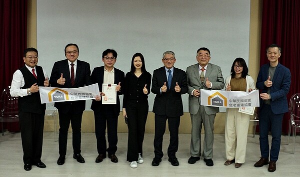 中華民國都更危老重建協會近期舉辦一場論壇,花敬群(右四)談到虛改得重要精神;左四為都更危老重建協會理事長鄒靜雯。圖/中華民國都更危老重建協會提供