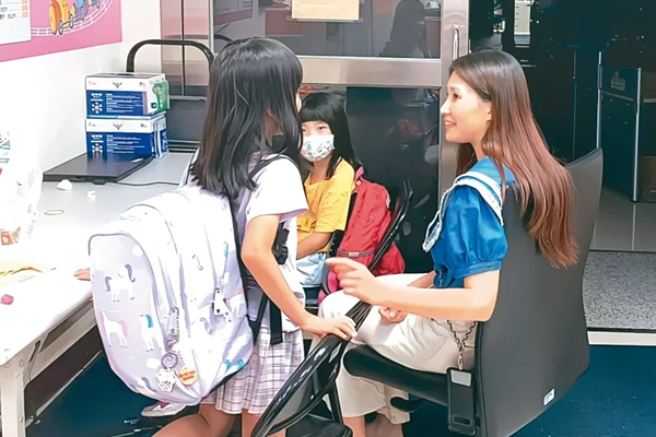 男童剴剴遭保母虐死,負責訪視的年輕社工遭檢警上銬示眾,引發社工集體憤怒,全台社工職業工會將發起「320挺社工」行動,要到衛福部表達第一線社工心聲。圖為社工服務弱勢案家畫面,非新聞當事人。圖/新北市社會局提供