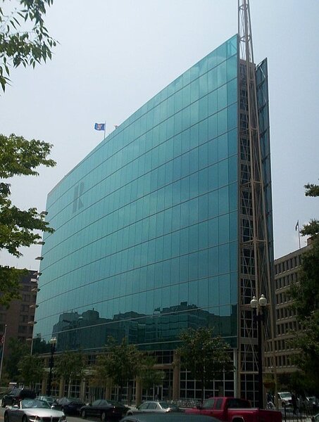 房仲業者通常抽取6%購屋佣金,但根據最新的訴訟和解,待法官批准,未來買房費用可望降低,甚至不用透過房介。圖為National Association of Realtors/維基百科