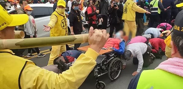 白沙屯媽祖每年繞境吸引很多人跟隨,沿途會有許多溫韾感人畫面。圖/聯合資料照片