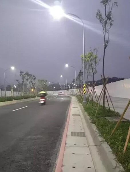 倡議交通改革的「交通安全唬平安2.0」臉書專頁發文指出，在新竹市東區，鄰近竹市府，有開通不到1個月重劃區，道路設計仍然整條是紅線，未設計臨時停車彎。圖／取自「交通安全唬平安2.0」臉書專頁
