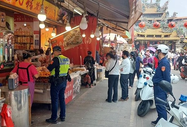 北港分局動員實施清道專案，對北港朝天宮週邊道路取締占道的流動攤販或店家。圖／記者蔡維斌翻攝
