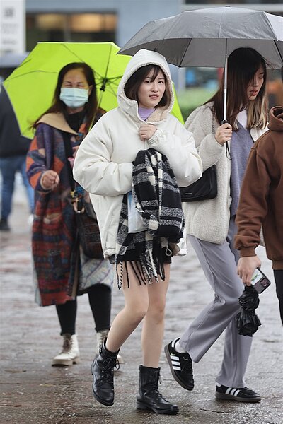 中央氣象署表示,今天(周一)鋒面通過,冷氣團南下,北部明顯轉冷,高溫降至18度;迎風面北東地區、中南部山區也轉雨。示意圖/聯合報系資料照片