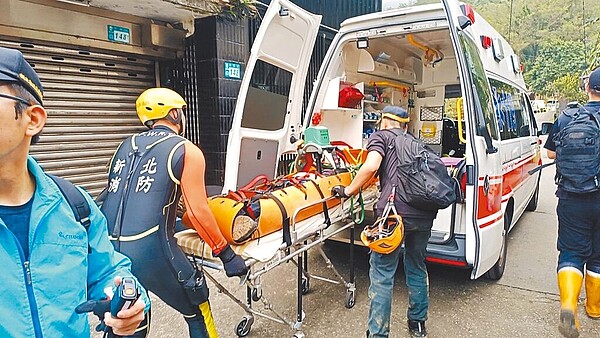 新北市瑞芳區三貂嶺17日傳出登山客失足意外,據報2女4男一行6人前往三貂嶺登山,其中2人不慎跌落約6層樓深山谷,搜救人員發現時,皆已呈現OHCA。圖/新北市消防局提供