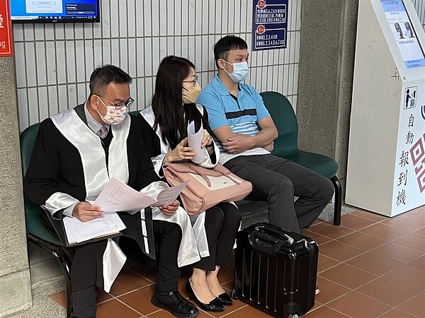台中市賴姓高中生墜樓案,涉案夏姓配偶(右一)被檢方指控涉偽造文書,每次出庭時都穿同件上衣。圖/聯合報系資料照