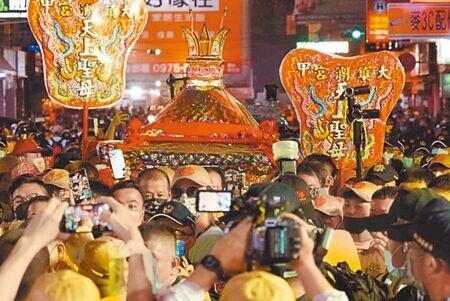 
彰化警方17日指出，台中市大甲媽祖進香9天8夜遶境活動，將在4月5日起駕，預計4月6日通過彰化市「搶轎熱點」民生地下道，往年都發生「搶轎」衝突，彰化警方今年將加派逾3000名警力，維護治安。（本報資料照）
