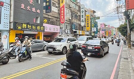 新北市中和區南勢角僅有2條聯外道路,常態性塞車讓民眾抱怨連連。(本報資料照片)