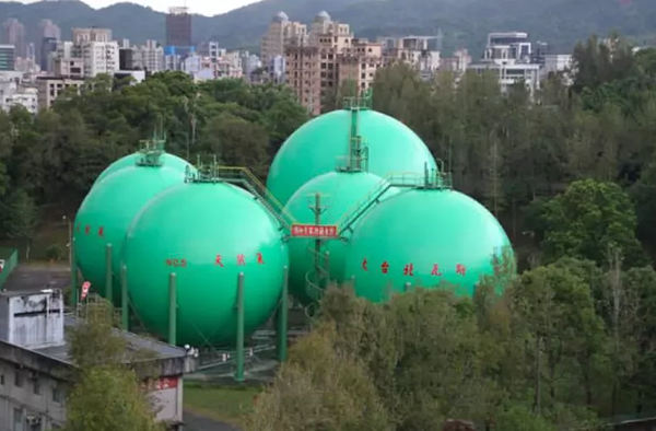 議員陳宥丞表示,他任議員前就曾與立委召開遷移說明會,當時中油承諾視供氣壓力穩定,停用6儲氣槽,並提搬遷期程,至今承諾跳票,籲中央地方勿踢皮球應盡速研議。圖/引用自黃珊珊臉書