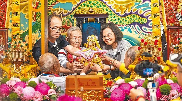 苗栗縣通霄鎮白沙屯拱天宮媽祖進香18日凌晨將起駕,蔡英文總統(右)17日到拱天宮參香。(總統府提供)