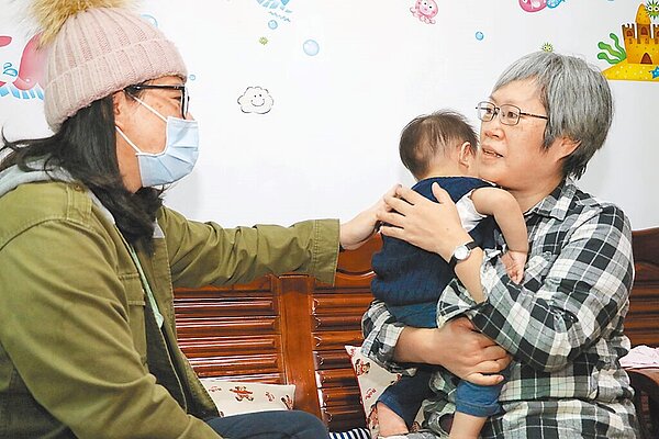 衛福部力拚4月底前訂出訪視指引,同時開設更多訓練課程,提高訪視員敏感度。圖為新北居家托育媒合平台,讓有需要的家長能夠找到鄰近且可信任的保母。(新北市衛生局提供/葉德正新北傳真)