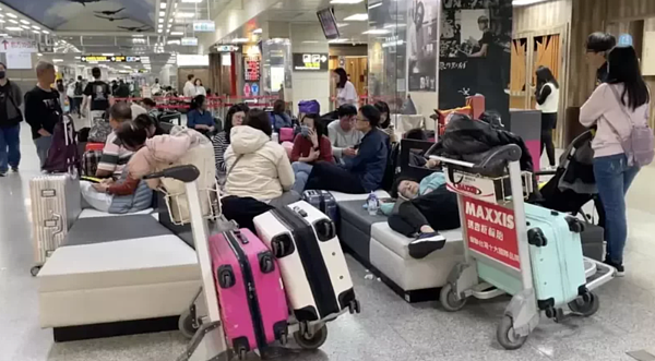 飛機與船班是金門往返外地的重要工具,但受到濃霧影響,今下午1時30分過後的班機共16班全數取消,影響近千人。記者蔡家蓁/攝影