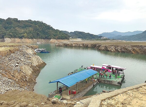 桃園市石門水庫蓄水率17日跌破4成，水情不佳影響當地觀光遊艇遊湖，桃園市渡船遊艇商業公會18日將停駛阿姆坪碼頭遊湖路線。圖／陳咪春提供
