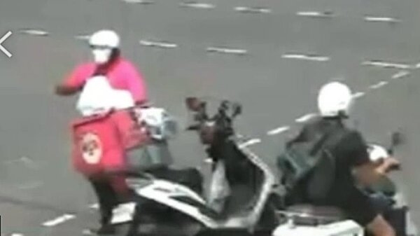 外送員路上跳舞引起側目。(圖/高雄市苓雅分局提供)