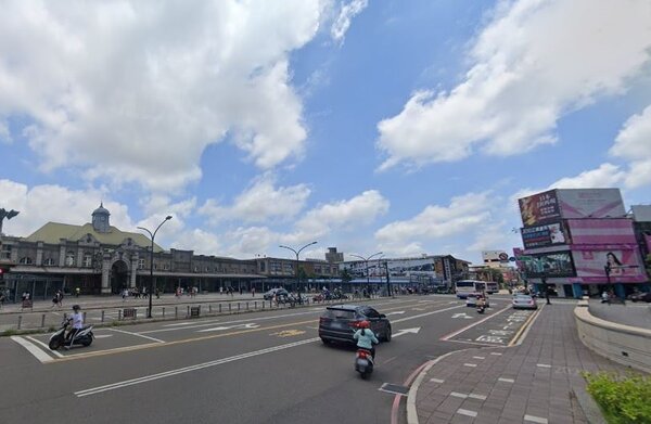 新竹車站商圈被房產專家評為「最慘火車站」，店家紛紛撤出。圖／翻攝自Google Map