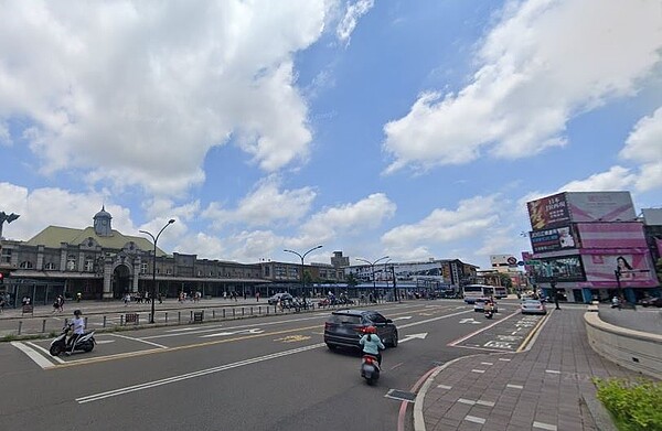 車站商圈淪為房市痛點?「這些店面」出現就是警訊:如癌細胞重擊房價 新竹車站商圈被房產專家評為「最慘火車站」,店家紛紛撤出。圖/翻攝自Google Map