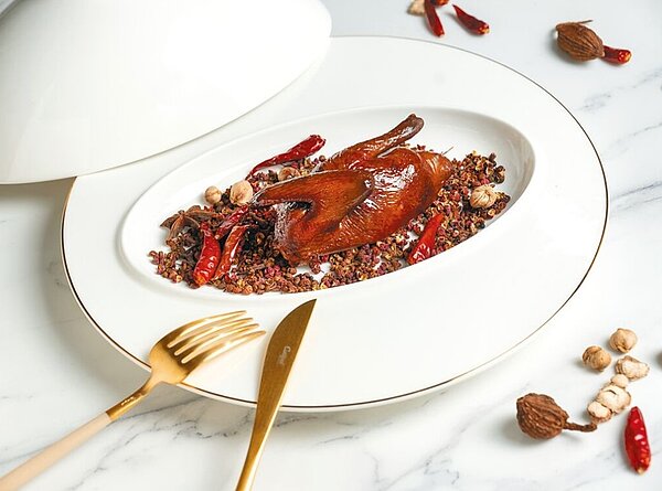 川雅花椒乳鴿,川雅自製多款風格獨具的調味油品,結合台灣在地優質食材。圖/川雅提供