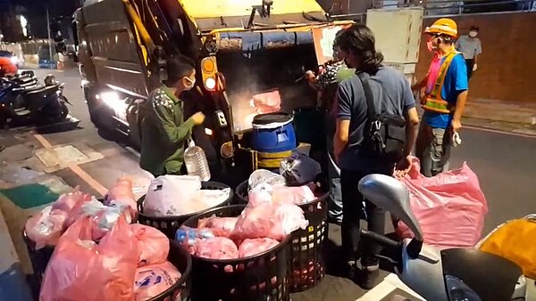 過去曾有民眾誤將鋰電池丟入垃圾車造成垃圾車起火悶燒。圖/新北市環保局提供