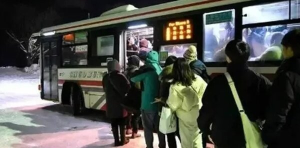 北海道當地媒體報導，居民因大量觀光客而擠不上公車。圖／取材自X平台

