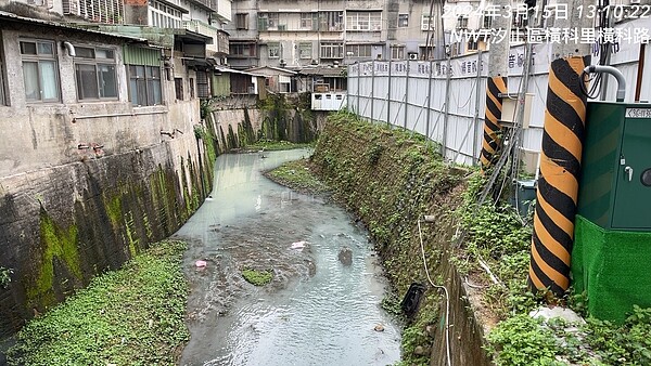 新北環保局3月15日接獲民眾通報汐止區橫科路52巷旁大坑溪溪面有泥水污染情形。圖／新北環保局提供