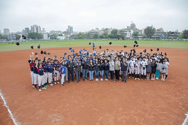 市長與議員、球員大合照。圖／教育處提供