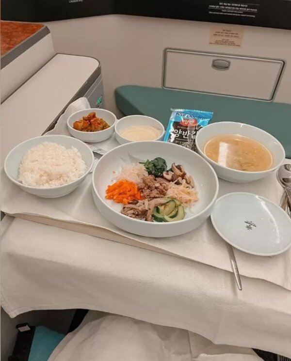 南韓大韓航空2023年勇奪知名旅遊雜誌《環球旅行家》「最佳航空美食」首獎，一名國外旅遊記者親身實測後驚為天人，盛讚大韓航空餐點比餐廳還美味，打破飛機餐一般給人沒滋沒味的壞印象。圖／取自IG