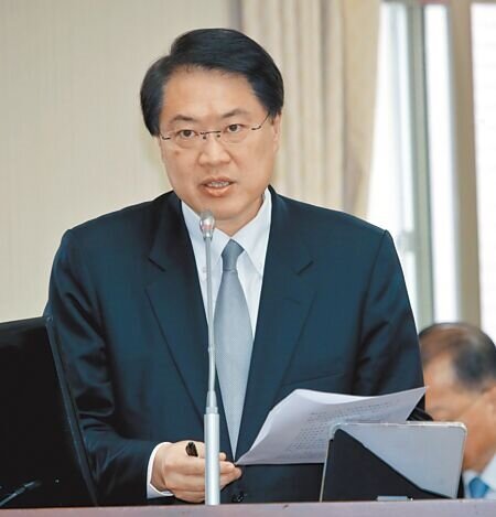 內政部長林右昌18日出席立法院內政委員會,針對立委質疑數位身分證總支出經費是14億元,內政部卻誤導民眾,認為只需要賠償廠商2.8億元。林右昌表示,這是延續性的政策,如果重新啟用,這些機器、設備與耗材,一定可以用。(陳君瑋攝)