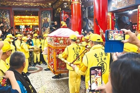 
苗栗縣通霄鎮白沙屯拱天宮媽祖進香活動，18日凌晨1時10分起駕出發，近18萬名香燈腳隨行，展開9天8夜南下雲林北港朝天宮的進香之旅。（李京昇攝）
