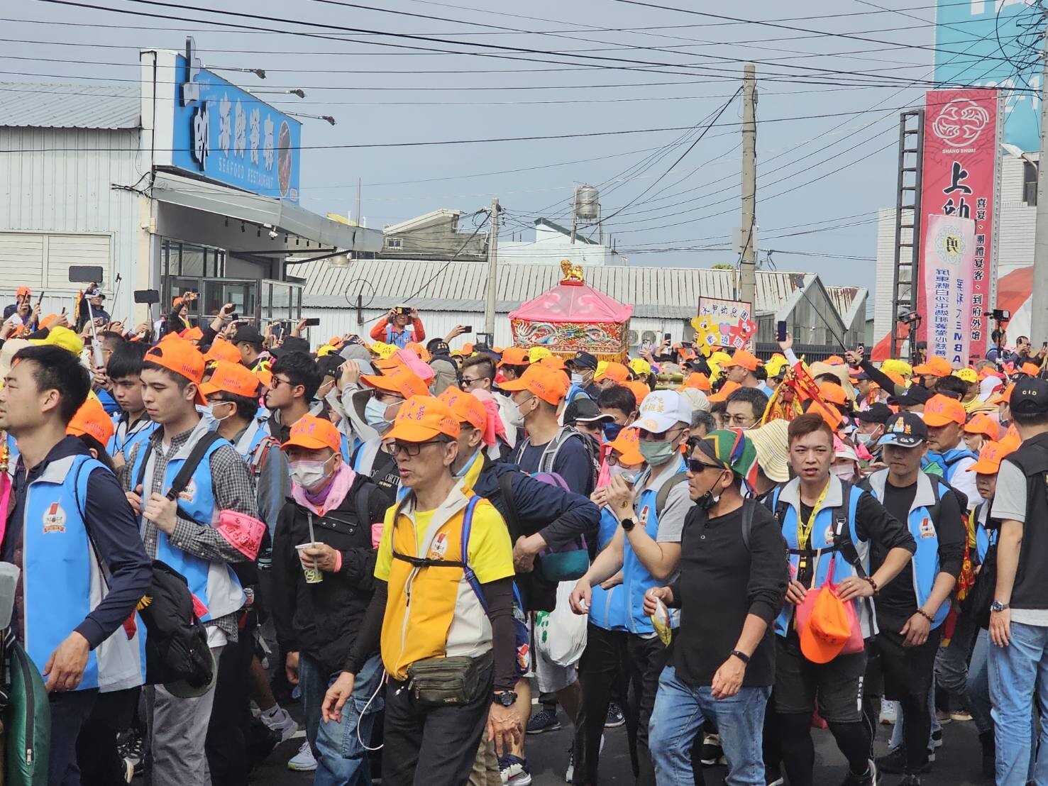 苗栗縣通霄鎮白沙屯拱天宮媽祖往北港徒步進香，這次高達近18萬人參與，但跟隨進香的香燈腳三餐不定時，醫師提醒，香燈腳常以自己隨身攜帶的三明治、麵包果腹，在這天氣炎熱時，應多注意食物新鮮度。記者游振昇／攝影 