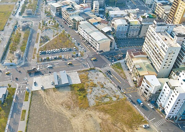 高雄市政府地政局上周公告標售12標12筆建地吸引不少建商洽詢，卻在18日宣布因中央政策暫停標售，讓有意投標的建商、民眾扼腕。圖／高市府地政局提供