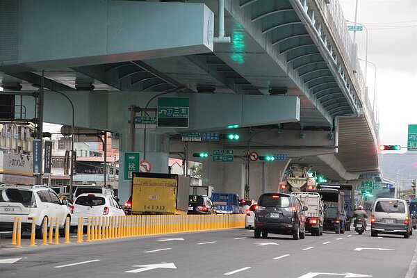 台65線新莊二南下匝道出口接新莊主幹道中正路,尖峰時段無法消化下匝道及中環路車流。圖/聯合報資料照片