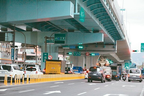 台65新莊二南下匝道出口接新莊主幹道中正路，尖峰時段無法消化下匝道及中環路車流。聯合報系資料照