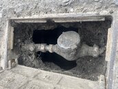 竹北住戶控漏水掏空地基險釀天坑　自來水公司進場搶修