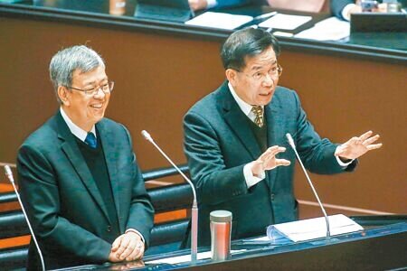 
因少子化，全台面臨私校退場潮，立委要求政府應重新檢討私校退場條例。行政院長陳建仁（左）回應，保障老師、學生權益至關重要，暗渡陳倉的事情更絕對不容許發生，私校退場確實需要滾動式檢討。（鄧博仁攝）
