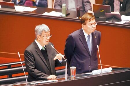 王國材(右)昨表示,國道中長途影響較大,公路局有做部分補貼,不會讓票價調太高。(鄧博仁攝)