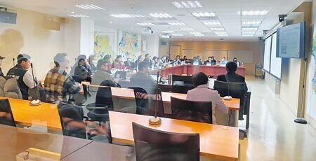 台北市樹木保護委員會19日討論申請受保樹木查證期間處理方式,委員會主席、北市文化局長蔡詩萍裁示,往後遇樹木樹齡需要時間查證,可先在樹木上張貼公告,告知該樹正在審查樹保資格,為降低老樹被破壞的風險,最快明年新會期提案修改《台北市樹木保護自治條例》,將罰則法制化。(蔡佩珈攝)