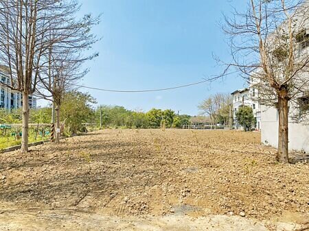 民眾黨主席柯文哲去年選舉期間,被爆出名下持分新竹隆恩段農業用地違規做停車場使用,新竹市政府要求改善期限至3月18日為止,市府目前已收到恢復農用申請,近日將審核。(王惠慧攝)