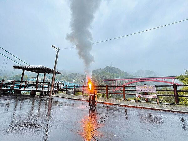 桃園市石門水庫19日蓄水率剩約36%,北區水資源分署把握第4波春雨,實施人工增雨作業,盼增加水庫入流量,穩定水情。圖/北區水資源分署提供