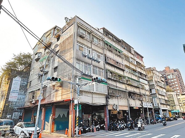 針對永和福和戲院的市場用地都更案,新北市都更處18日前往永和舉辦說明會,希望藉由專案放寬法令限制,讓該地加速重建。圖/新北市都更處提供